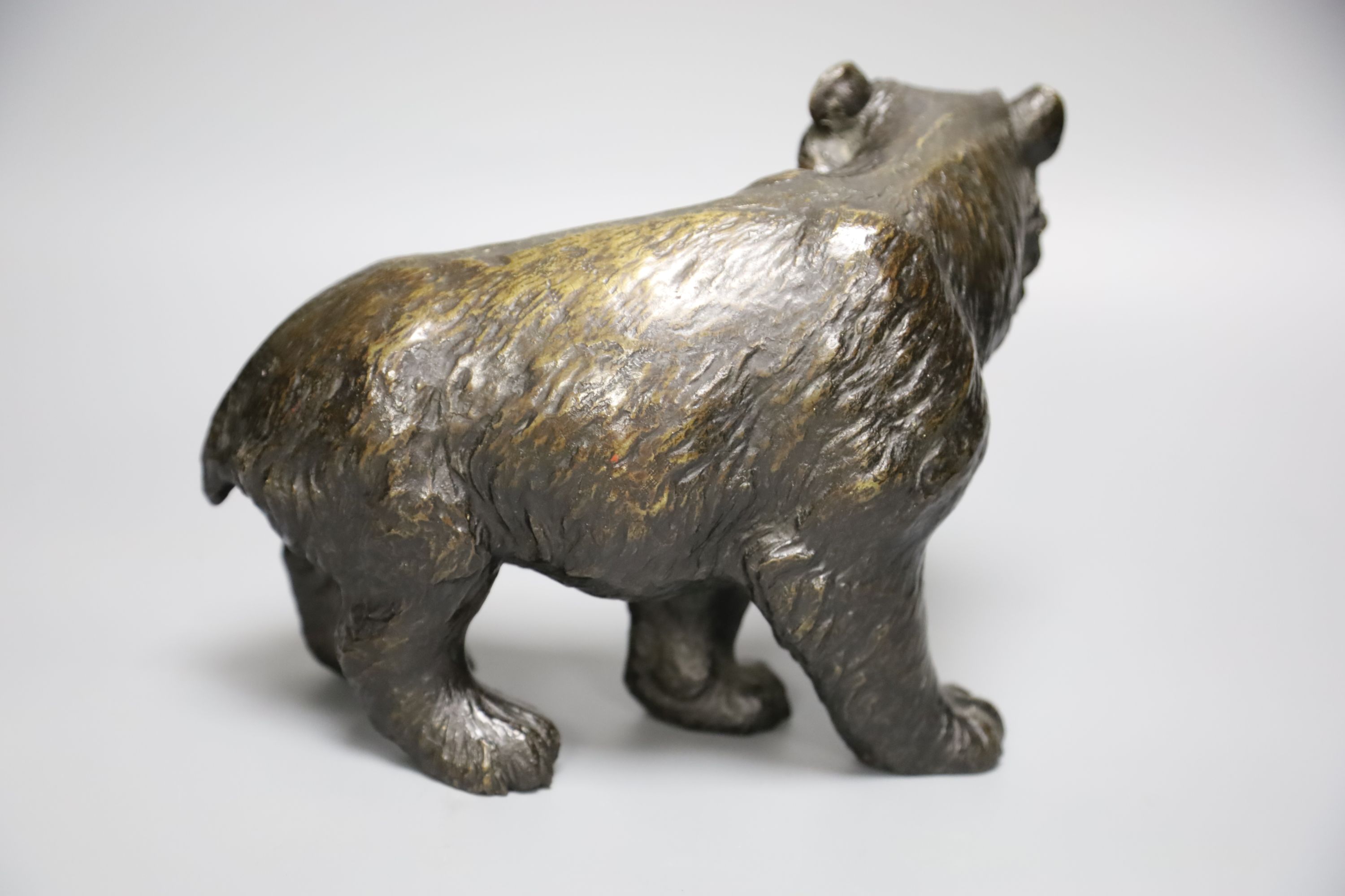 An Animalier style bronze model of a bear, length 23cm
